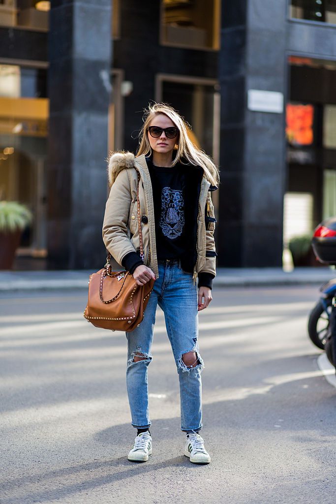 sokak style in puffer jacket and ripped jeans
