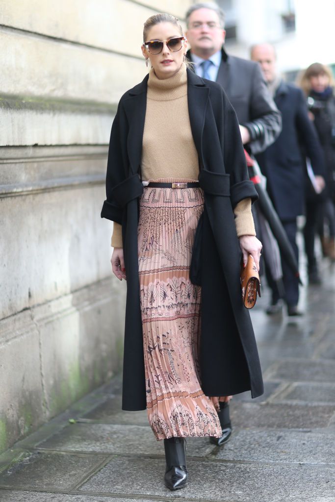 אוליביה Palermo in a long coat and skirt