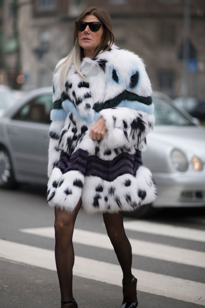 Улица style woman in fur coat