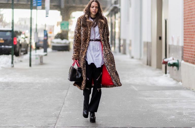Улица style woman in leopard print coat