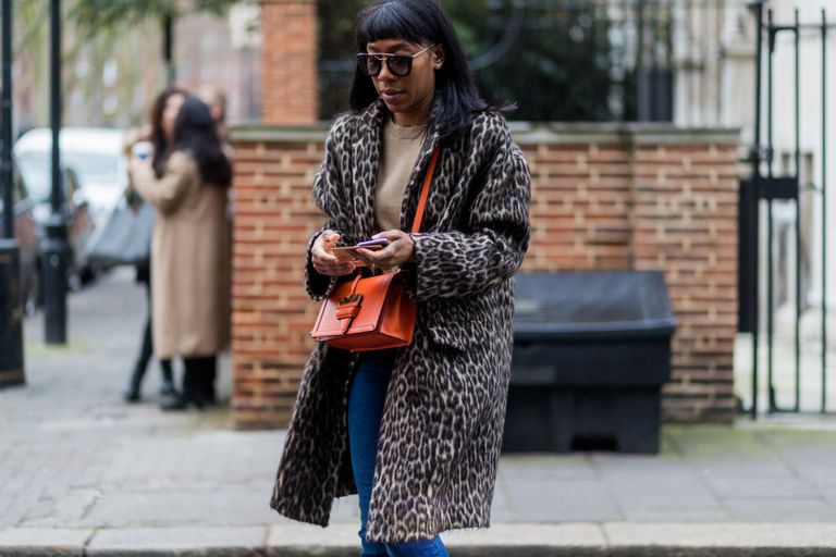 sokak style woman in leopard print coat