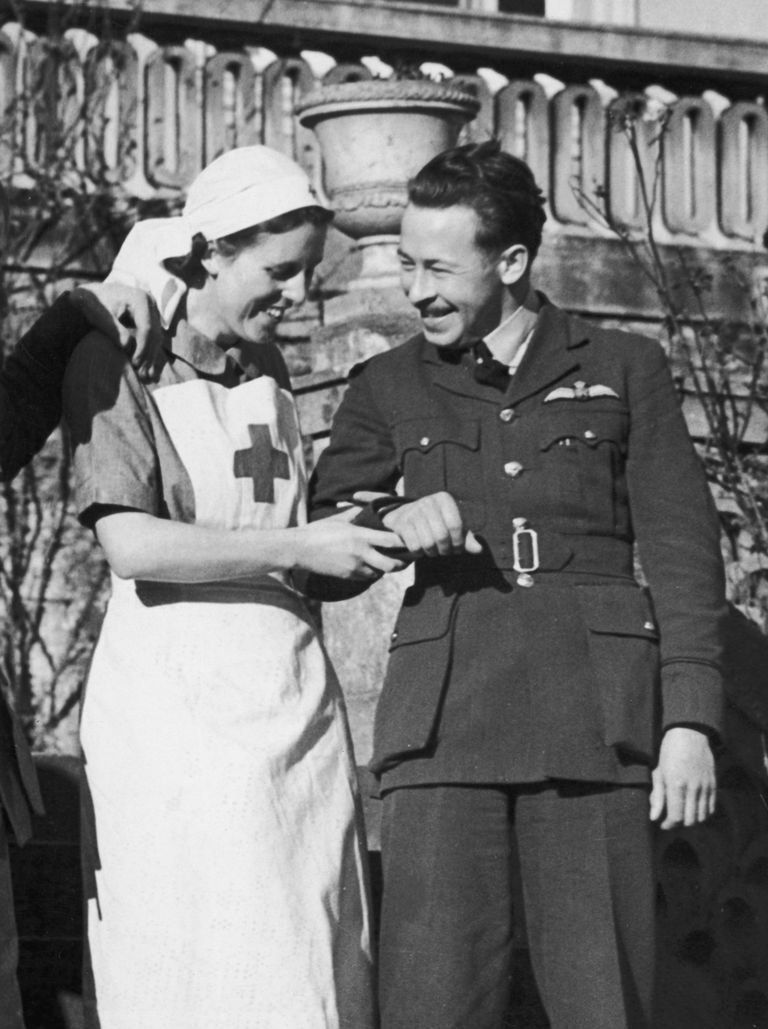ए nurse arm-in-arm with a serviceman