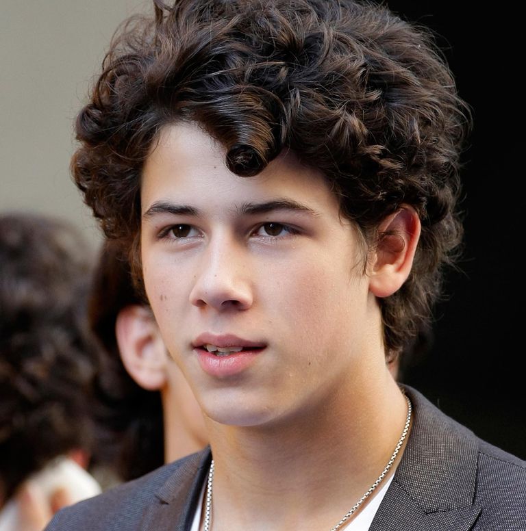 छेद Jonas Curly Hairstyle