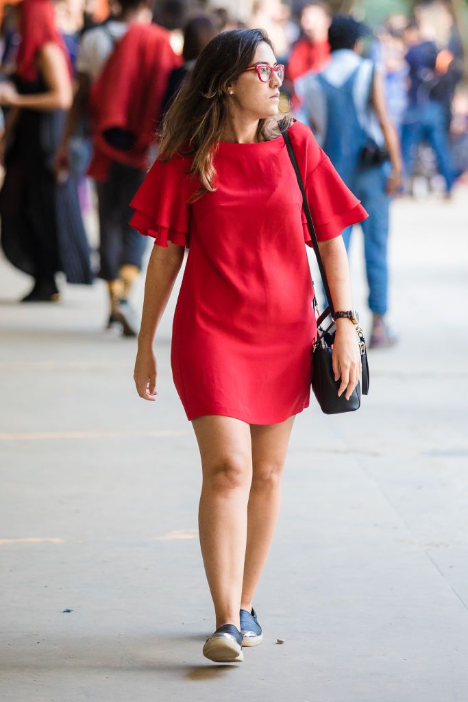 Nő wearing a red dress with short sleeves