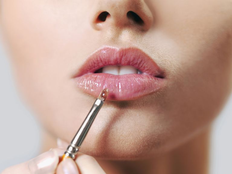 טיפים וטריקים: כיצד להחיל גלוס שפתיים