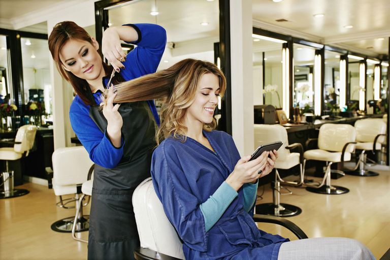 Žena having hair cut in salon