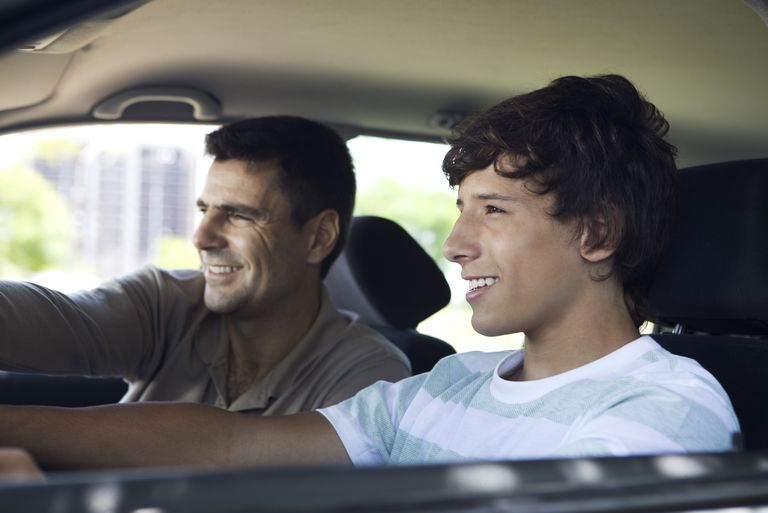 Оче Teaching Teenage Son to Drive