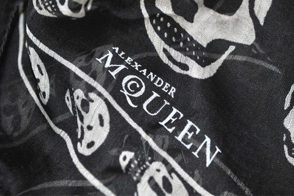 อเล็กซานเด McQueen Skull Scarf Logo