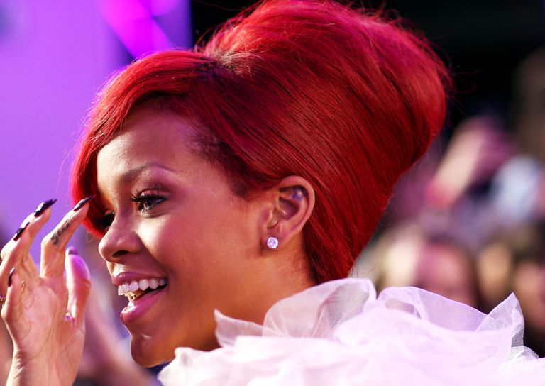 ריהאנה in red updo hairstyle