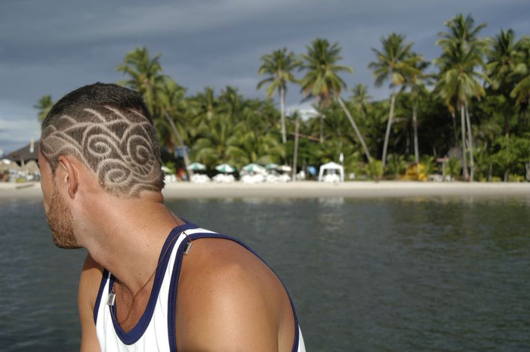Бахиа Brazilian Man with Hair Designs Tropical Beach