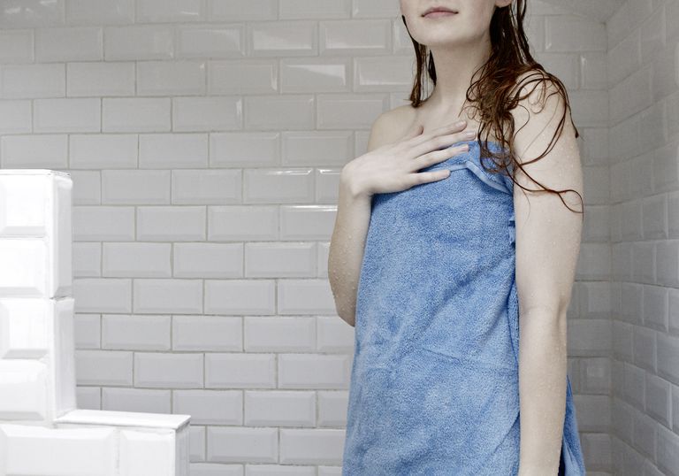 Kvinna in a towel from shower