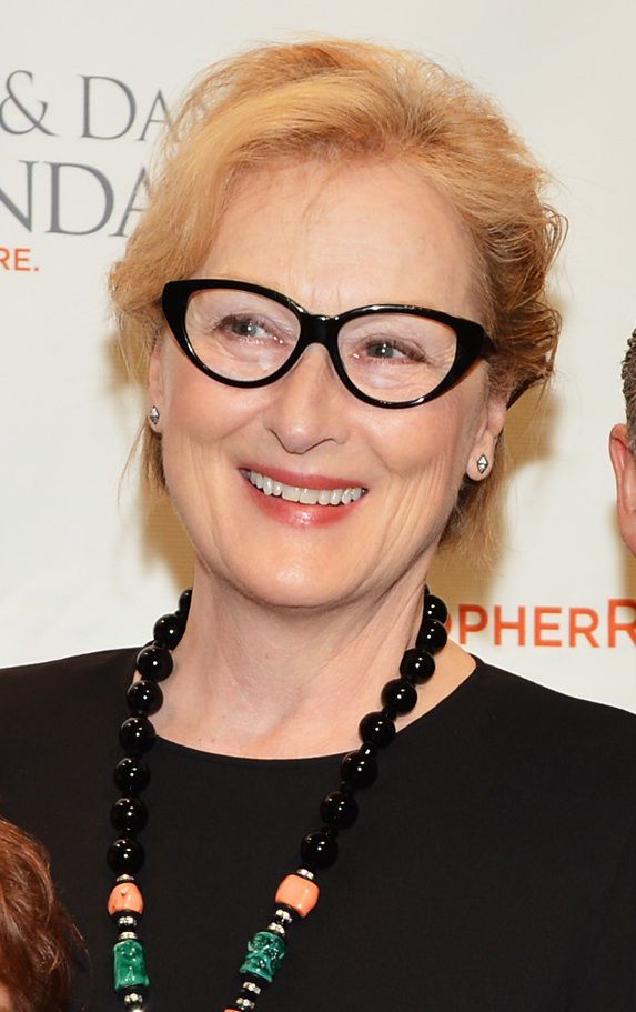 उम्र 50 से अधिक महिलाओं के लिए चश्मा फ्रेम्स चुनने के लिए कुछ सुझाव क्या हैं?