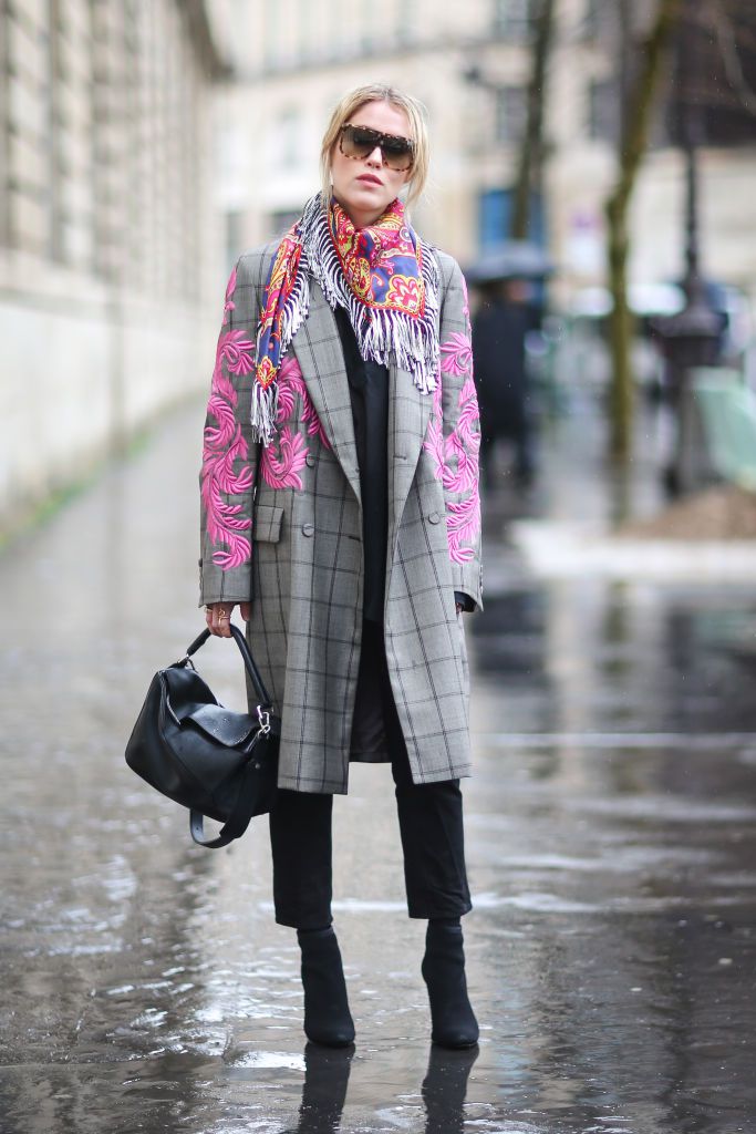Ženska in printed scarf and work outfit