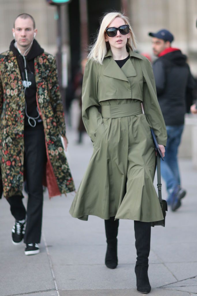 Ženska in olive trench coat