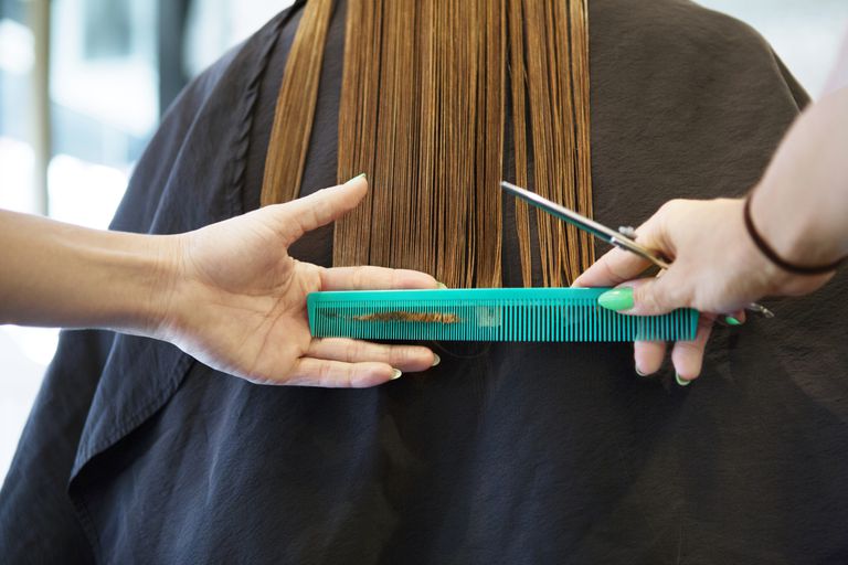 Saç stylist cutting someone's hair