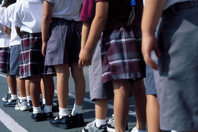 Şcoală children in queue