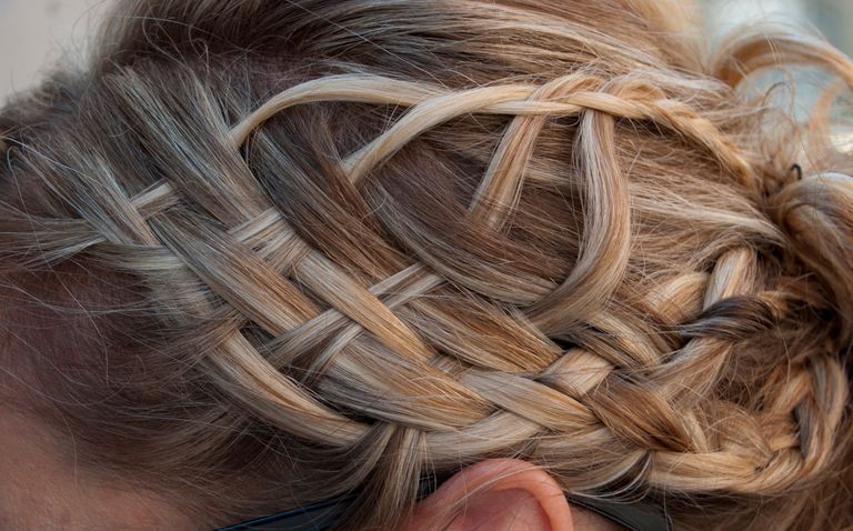 למה הצמות שלך חזק יכול לגרום נשירת שיער מאוחר יותר