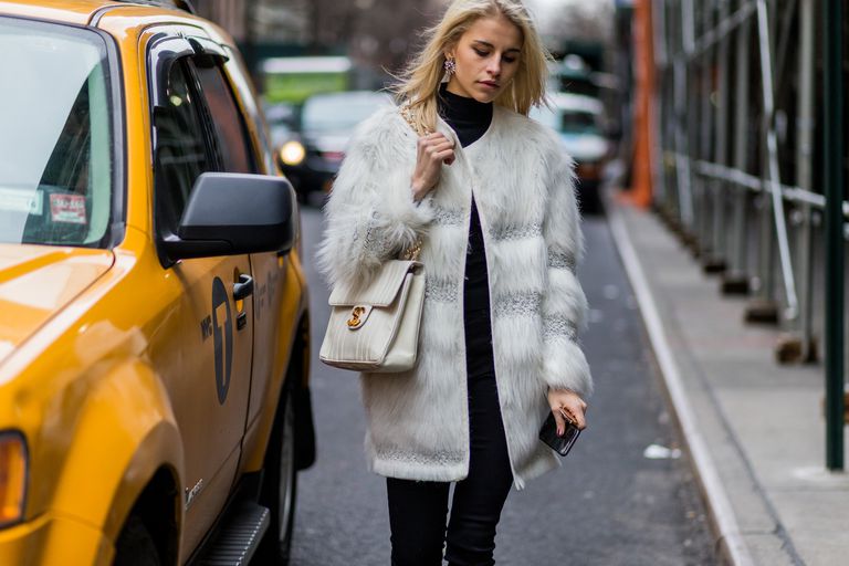 sokak style faux fur and jeans outfit