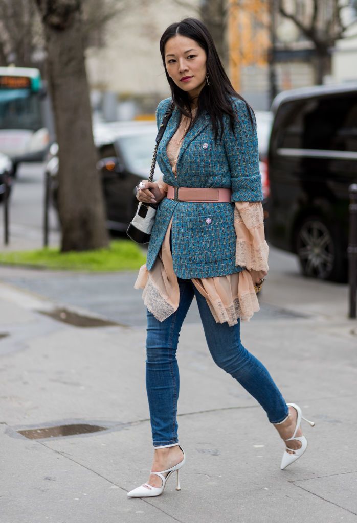 Stradă style jeans and blazer with sandals